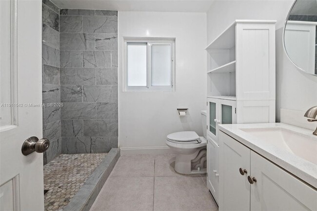 Building Photo - 2444 Plunkett St