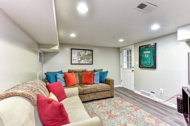 Building Photo - 1343 Kennedy St NW