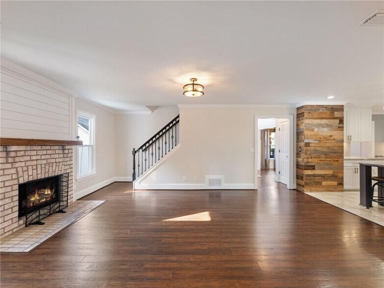 Building Photo - 3965 Hamilton View Way NE