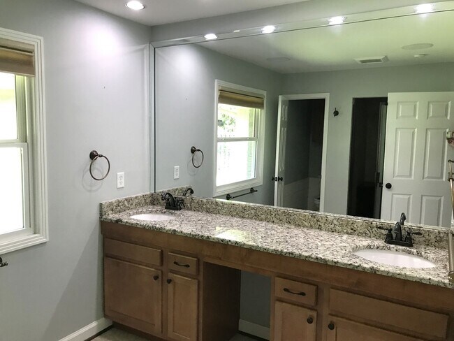 Building Photo - Meticulously Maintained Home in West Meade