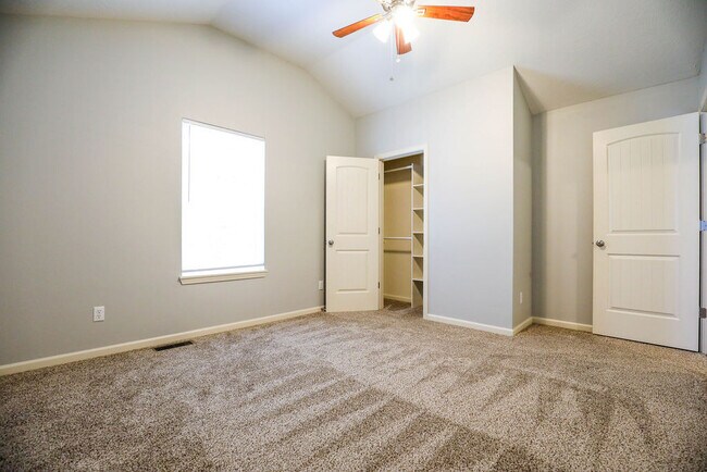 Building Photo - Spacious 5 bed 2 bath Downtown Springfield...