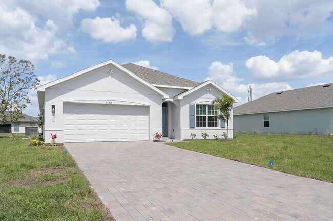 Building Photo - Spacious 4-Bedroom Retreat with 2 Full Baths in Punta Gorda – Your Dream Home Awaits!