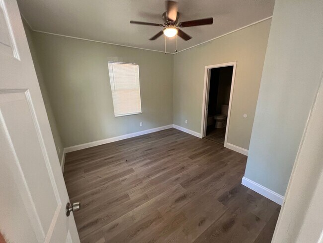 Building Photo - *HALF OFF FIRST MONTH'S RENT/MITAD DEL PRM...