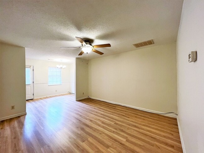 Building Photo - GREAT NORTHWEST LOCATION 2 BDRM / 2 BATH C...