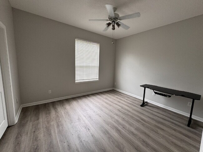 Building Photo - Modern 3rd-Floor Condo Near Beach & Southside