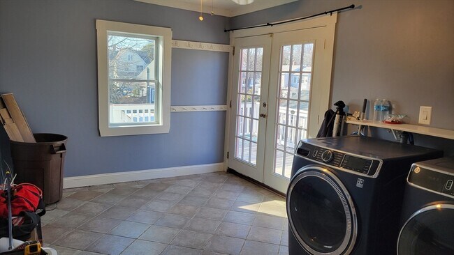 Building Photo - 10 Marion St