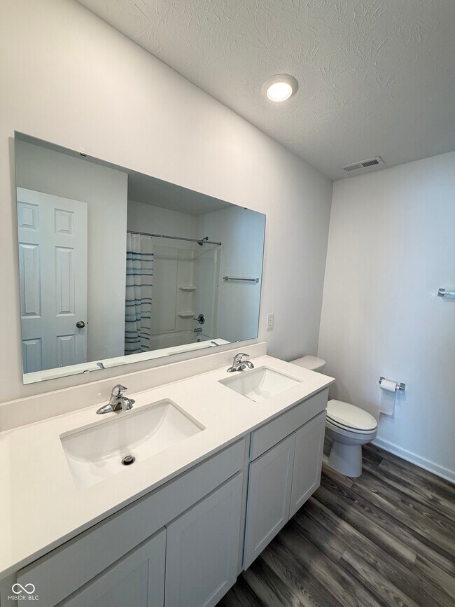 Building Photo - 1184 Lakeshore Dr