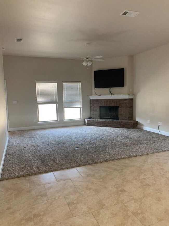 Building Photo - 905 E 98th St