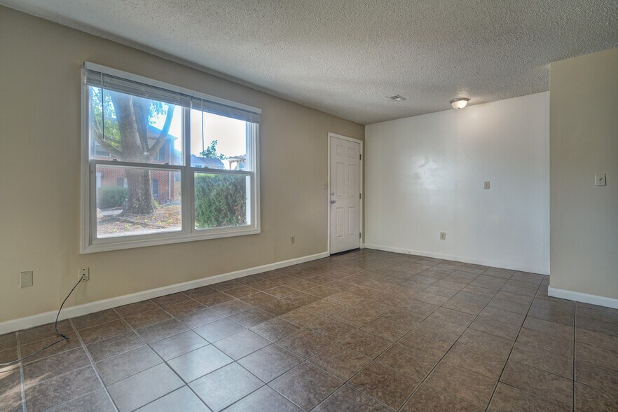 Building Photo - 135 Clover Valley Cir