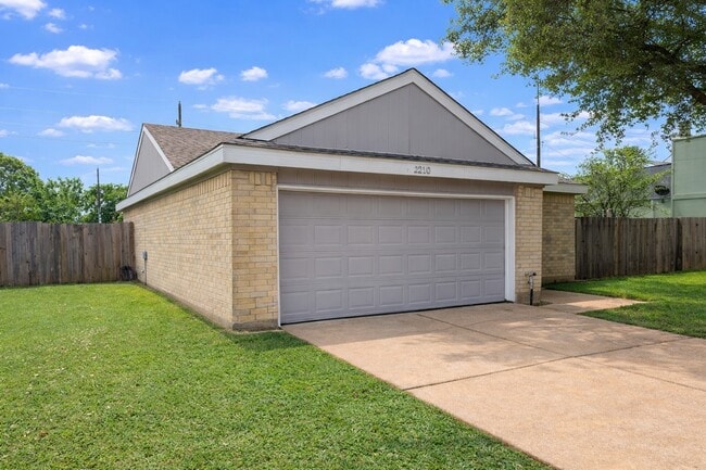 Building Photo - 2210 Sunset Trail