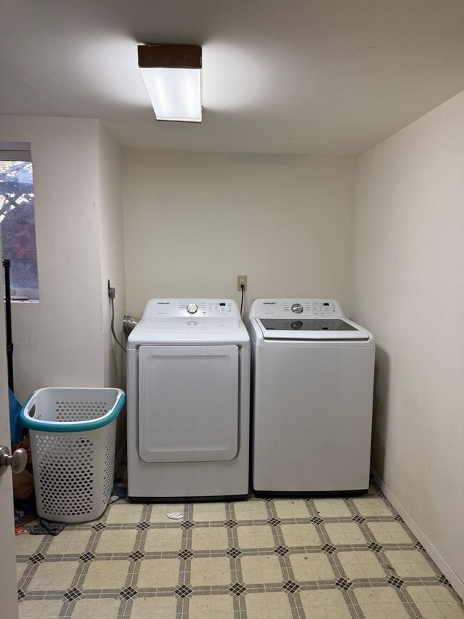 Building Photo - 1431 Central Ave