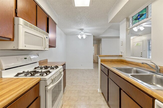 Building Photo - 12416 Deer Falls Dr