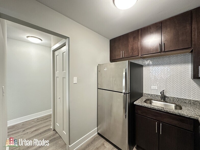 Building Photo - 528 W Surf St