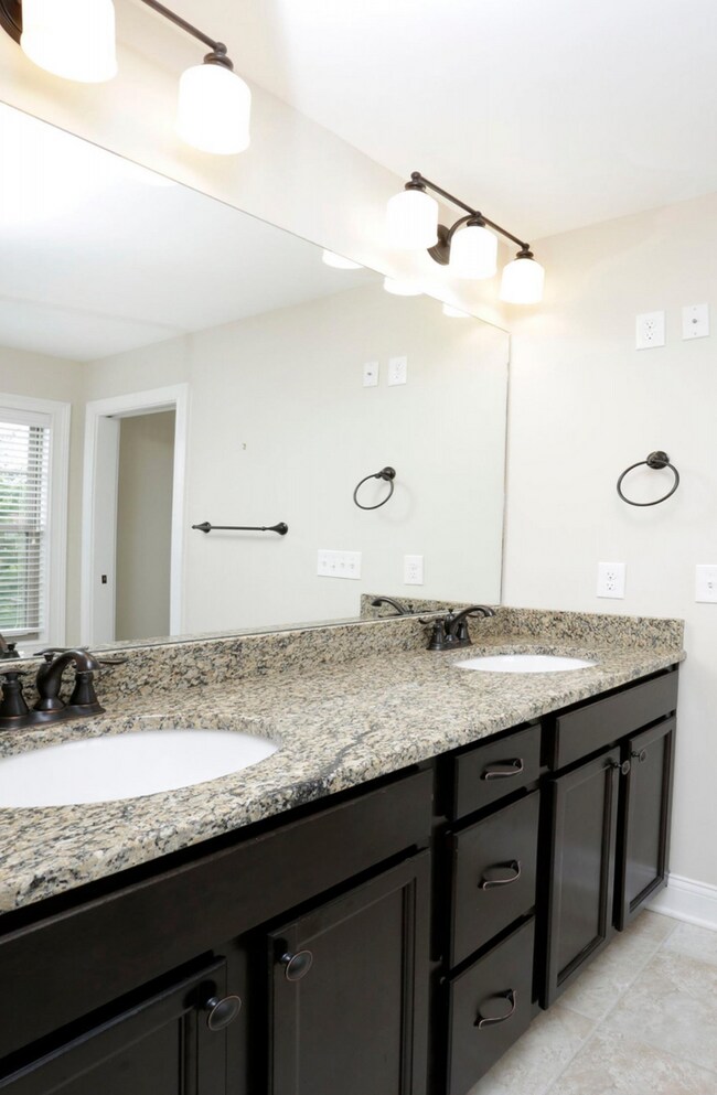 Building Photo - Gorgeous 3 bedroom townhome in Beaumont!