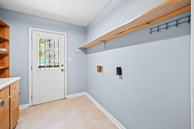 Building Photo - Charming Brick Ranch with Spacious Living Areas & Beautiful Bay Window Views!