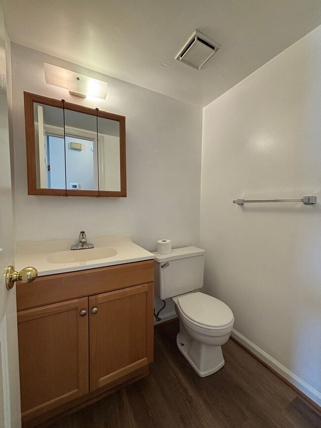 Building Photo - Beautiful 3 bedroom 1.5 Bath Fully Remodel...