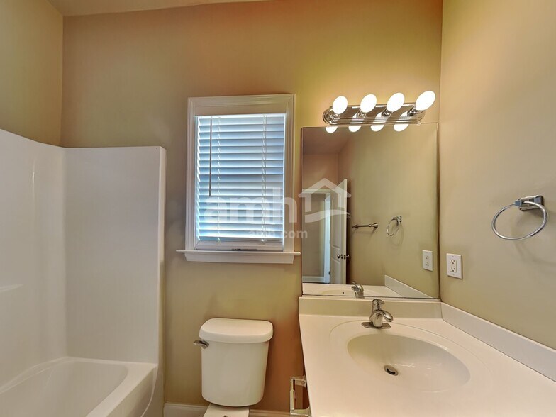 Building Photo - 220 Ash Dr