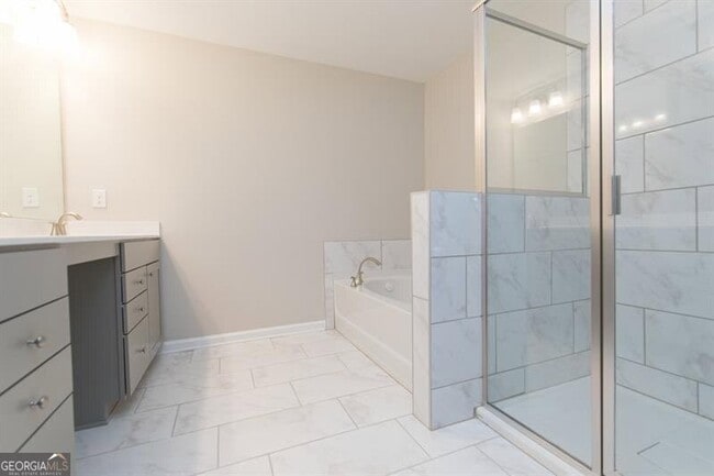 Building Photo - 1626 Lansing Bluff Walk