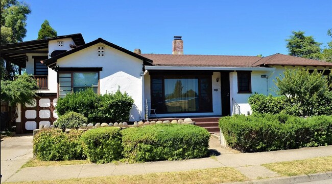 Primary Photo - Charming downtown home