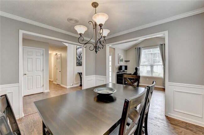 Building Photo - House 3 Beds 3 Baths