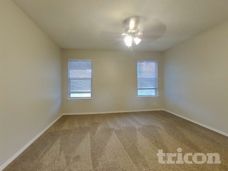 Building Photo - 420 Deauville Dr