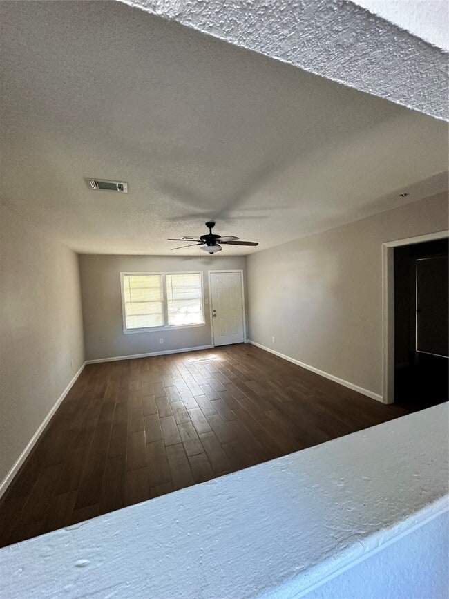 Building Photo - 1740 W 9th St