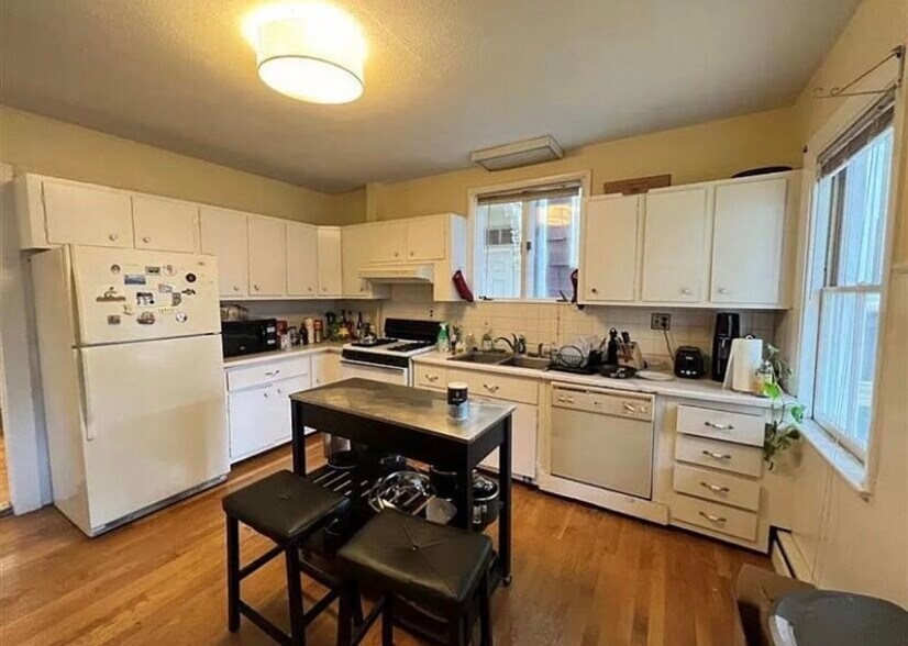 Building Photo - 282 Summer St