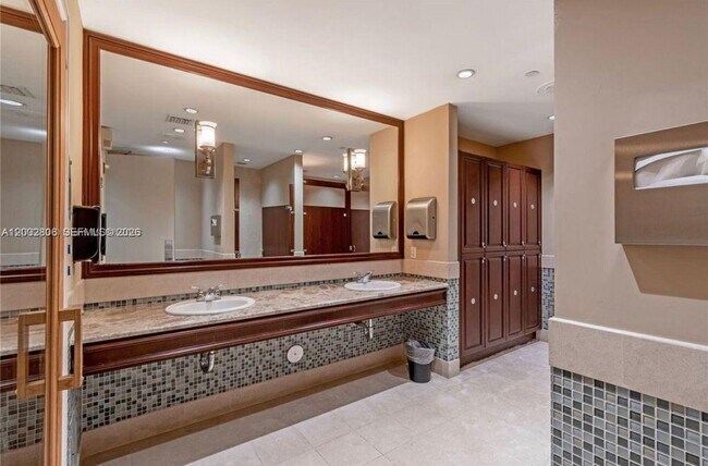 Building Photo - 20000 E Country Club Dr