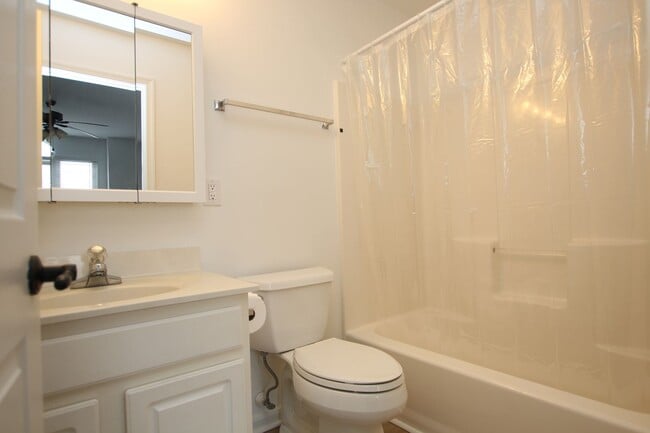 Building Photo - Updated 3Bed 3Bath Townhouse in Plantation East