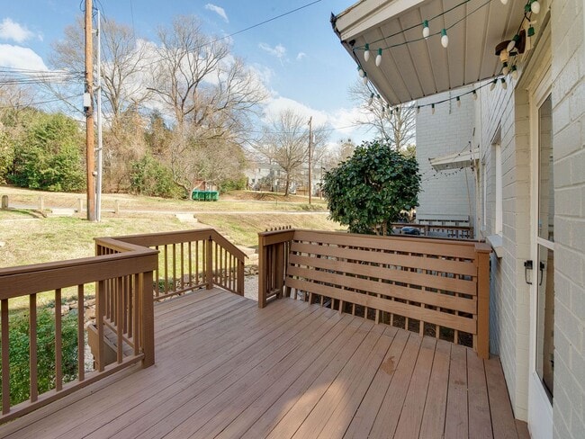 Building Photo - Stunning Myers Park 2 bedroom townhome sty...