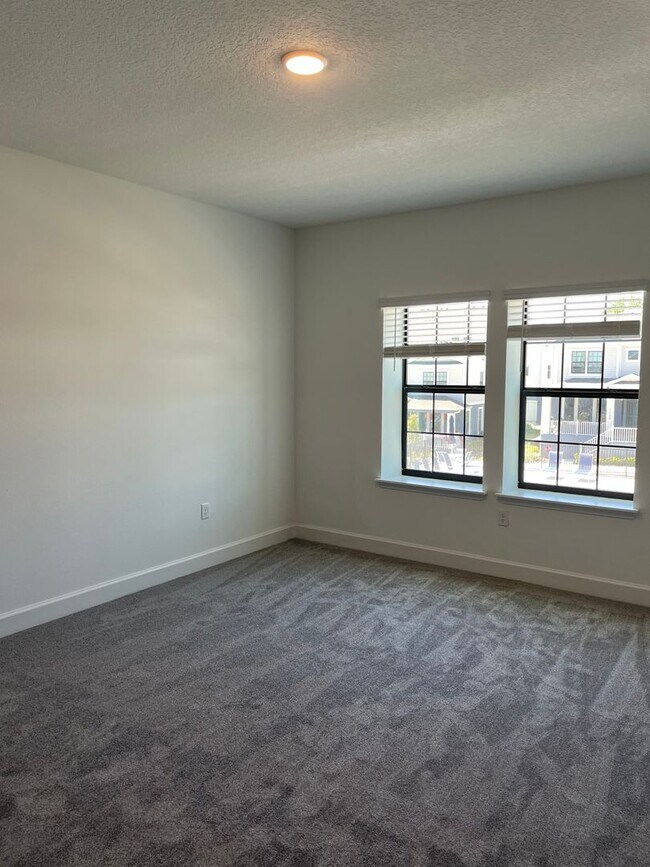 Building Photo - AVAILALBE NOW!! TOWNHOME IN HIGHLY DESIRAB...