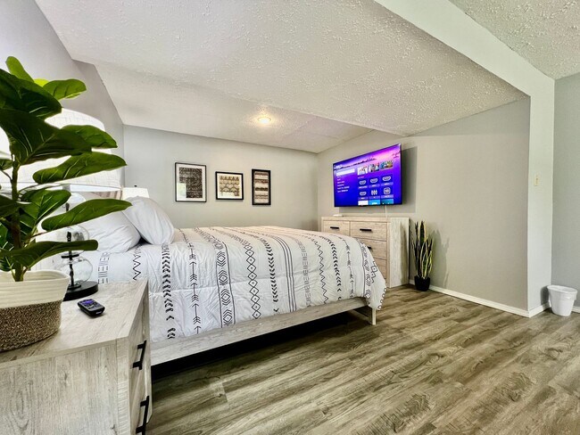 Building Photo - 6631 Pin Oak Ct