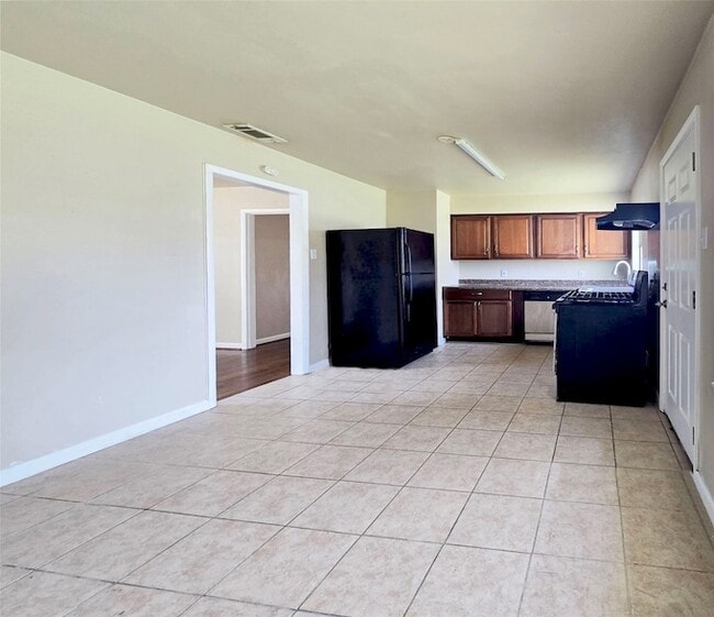 Building Photo - 12121 Hoblitzelle Dr