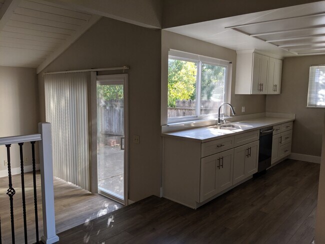 Building Photo - Remodeled 4 Bed 2 Bath Beauty in Vintage H...