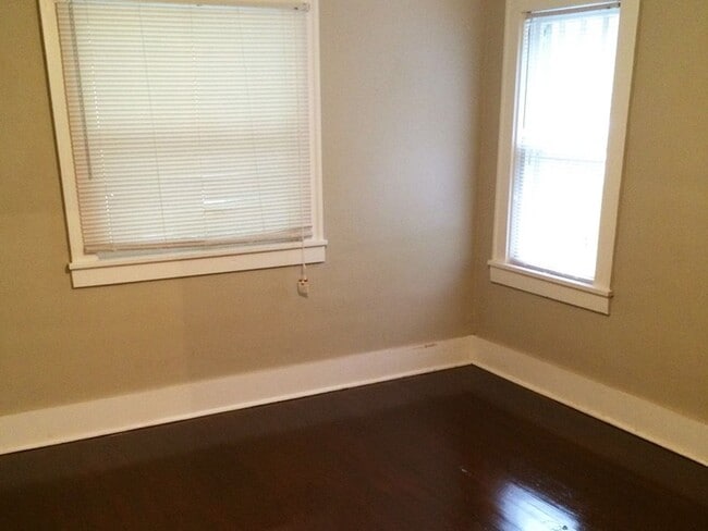 Building Photo - Charming 2 bedroom 1 bath