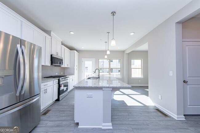 Building Photo - 272 Commons Ave