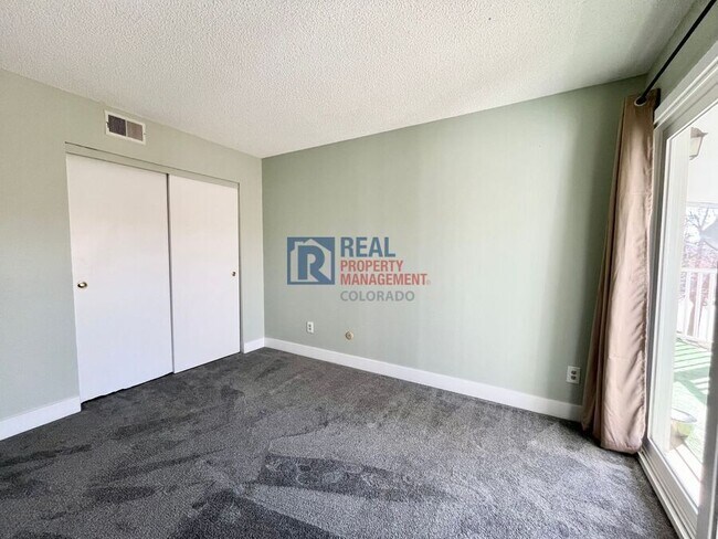 Building Photo - 920 S Walden Way