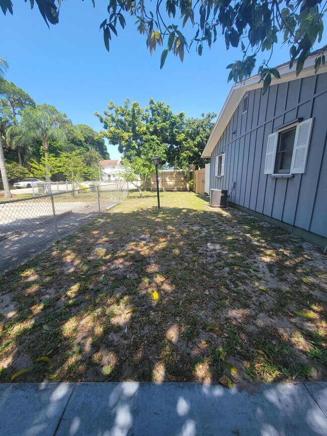 Building Photo - 9285 Green Meadows Way