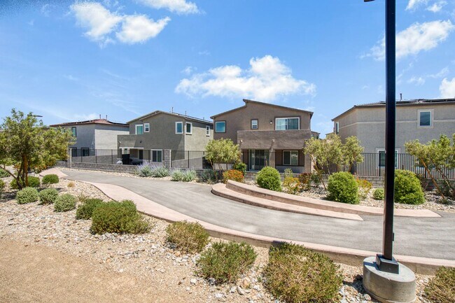 Building Photo - MULTI-GENERATIONAL New Build Home with En Suite In Skye Canyon!