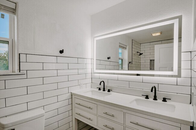 Building Photo - 134 Sinclair St