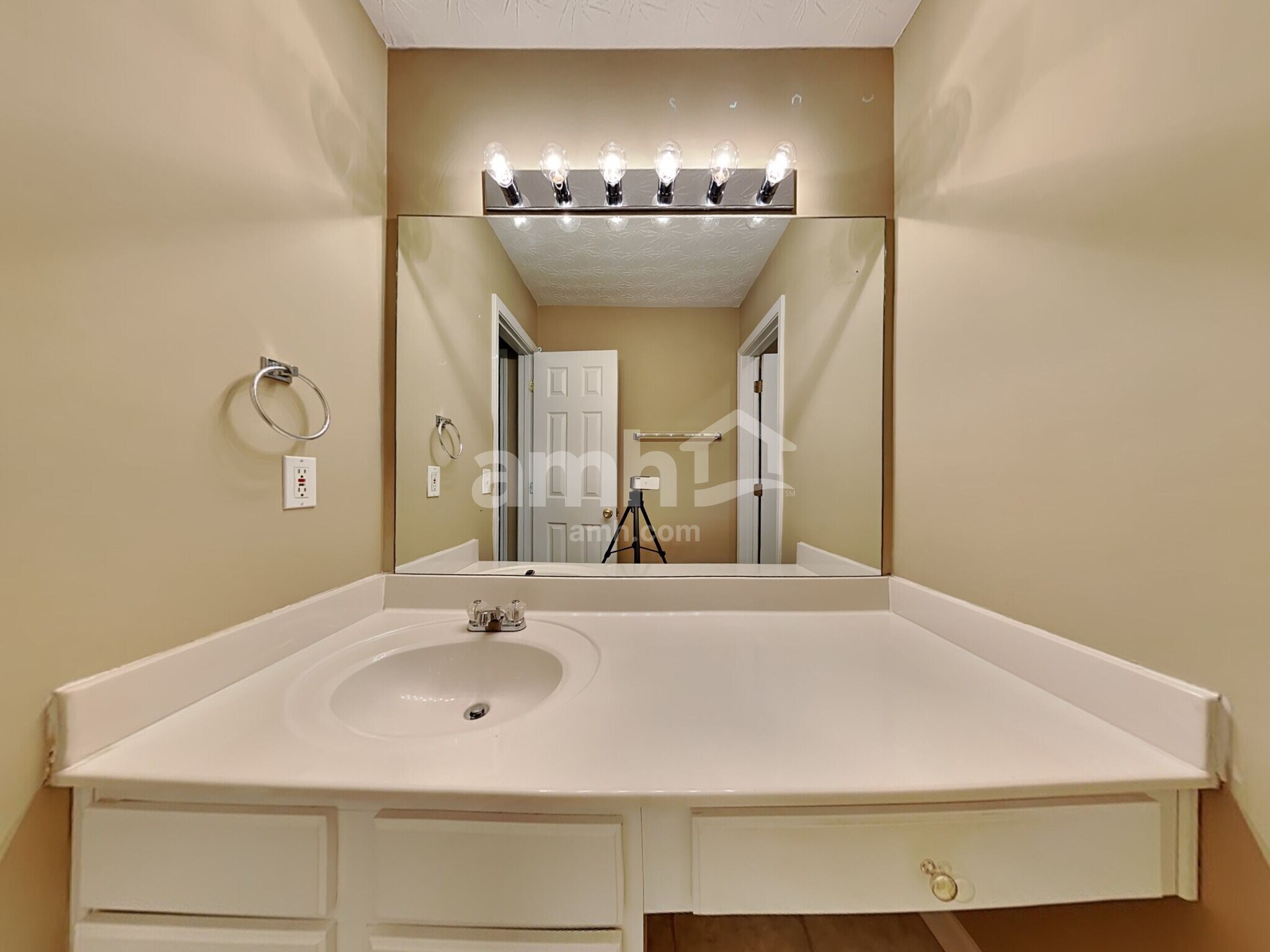 Building Photo - 123 W Skyline Vw