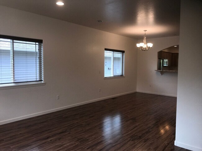 Building Photo - Three bed, two bath Ashland home for rent | Available June