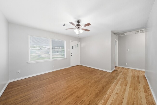 Building Photo - 2527 Roy Cir