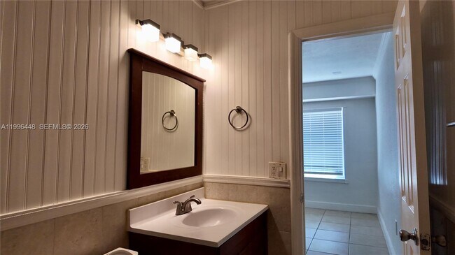 Building Photo - 1021 N Victoria Park Rd