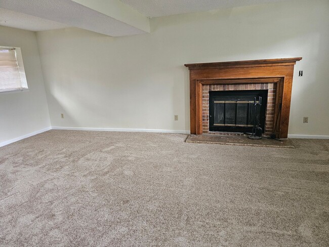 Building Photo - 2 Bedroom Home with Large Yard - Close to Waneka Lake Park