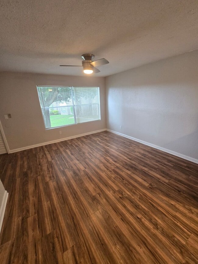 Building Photo - 1BR / 1BA Condo For Rent  - Move in specia...
