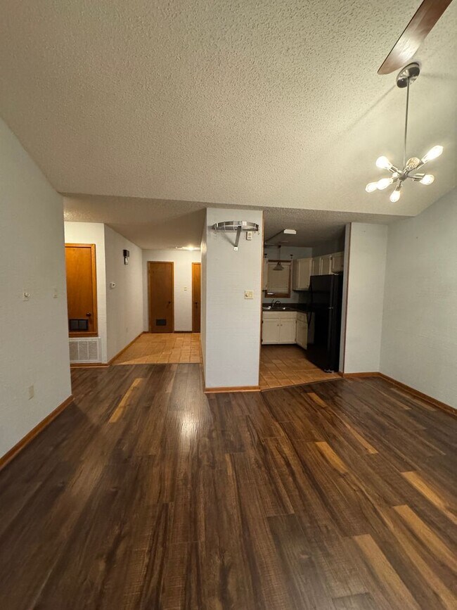 Building Photo - Spacious 2 Bed / 2 Bath Condo in Greenbriar Village