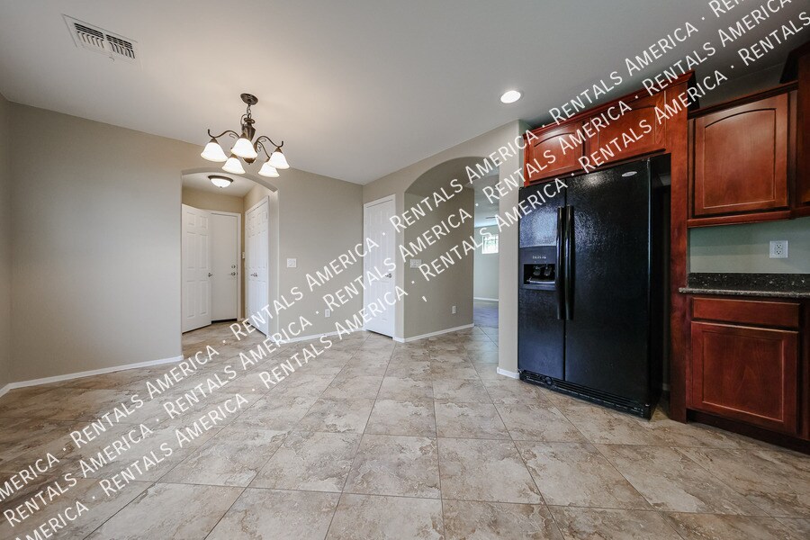 Building Photo - 2472 E Boston St