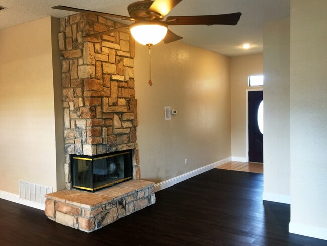 Building Photo - BRICK HOME IN NORTHEAST NEAR MESA ELEMENTARY