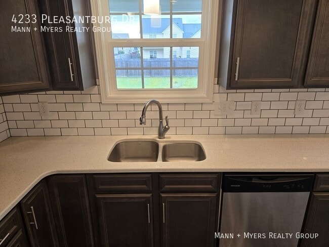 Building Photo - 4233 Pleasantburg Dr